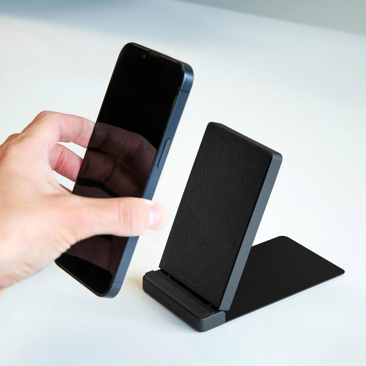 Mobilize Wireless Fast Charger Foldable 5W/7.5W/10W/15W Pu Leather Black - Essentify
