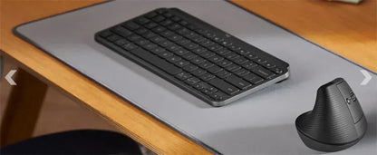 Logitech Lift | Ergonomische Draadloze Muis | Rechtshandig | RF + Bluetooth | 4000 DPI | Grafiet - Essentify