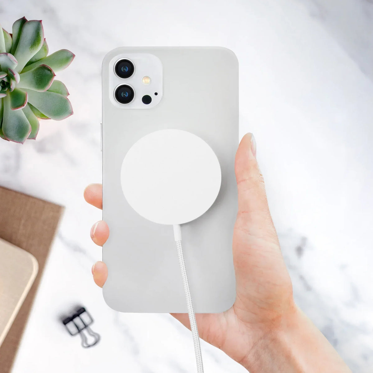 Mobilize Strong Magnetic Wireless Charger Magsafe Compatible 15W White - Acrylic - Essentify