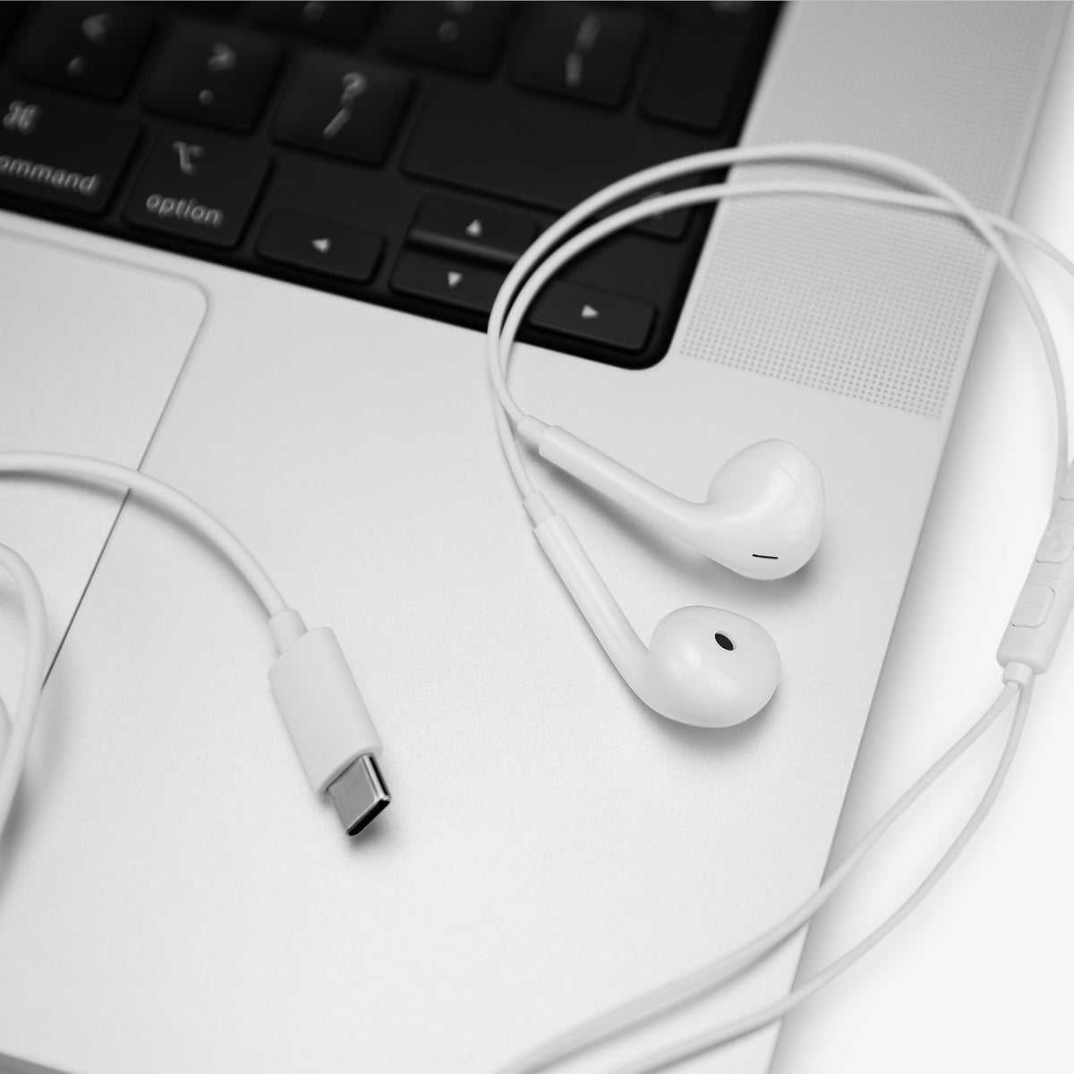 Mobilize In-Ear Stereo Headset With Remote Usb-C White