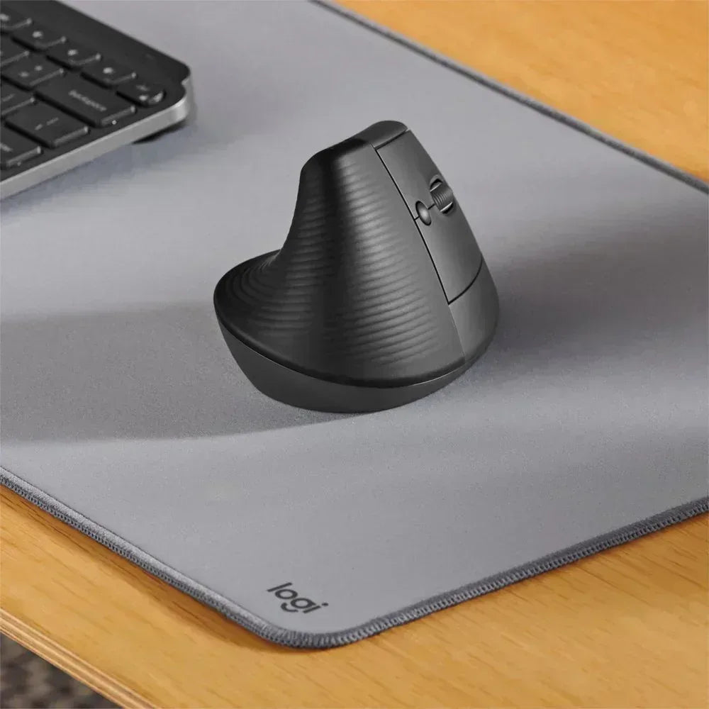 Logitech Lift | Ergonomische Draadloze Muis | Rechtshandig | RF + Bluetooth | 4000 DPI | Grafiet - Essentify